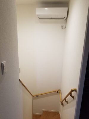 廊下にエアコン